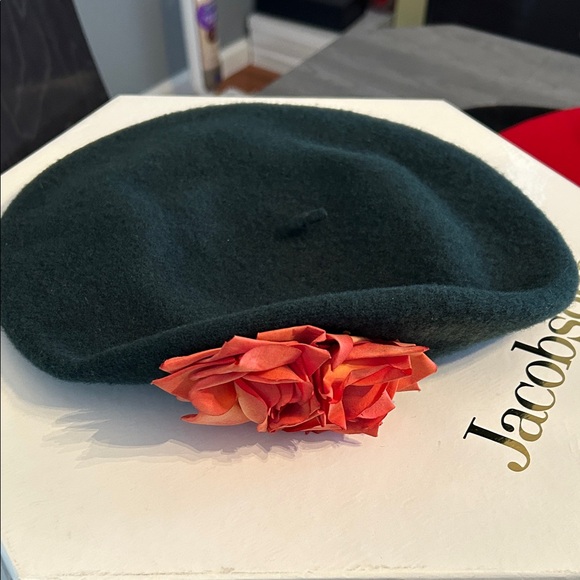 Stylish Beret Set in Red, Green, and Black - Picture 7 of 11